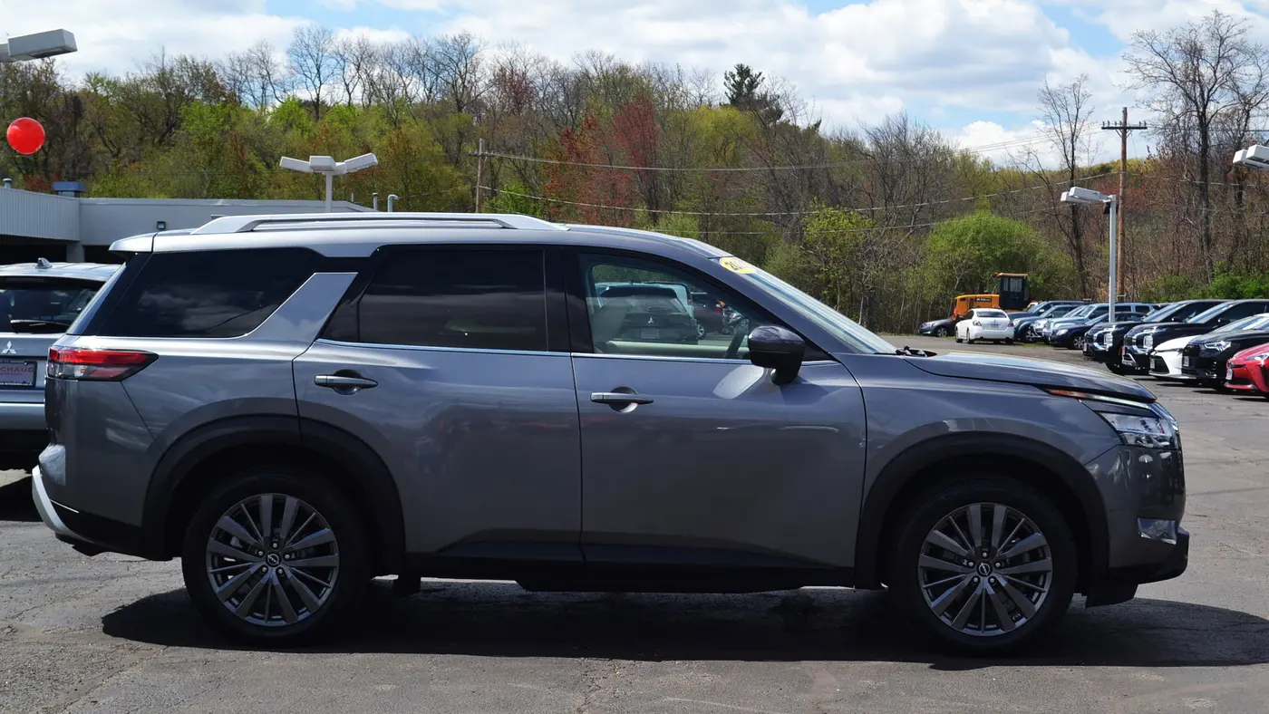 2022 Nissan Pathfinder SL