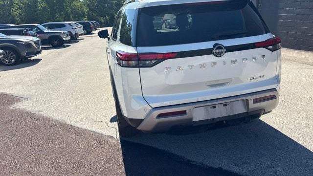 2024 Nissan Pathfinder SL