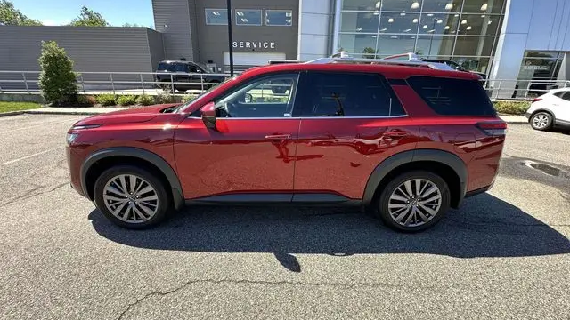 2023 Nissan Pathfinder SL