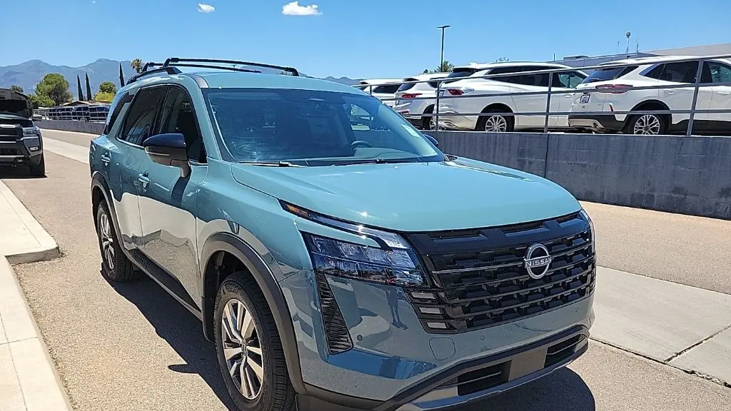 2026 Nissan Pathfinder SL