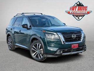 2024 Nissan Pathfinder with Obsidian Green Pearl/Super Black Exterior