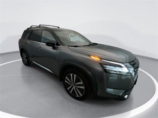 2022 Nissan Pathfinder with Gun Metallic/Super Black Exterior