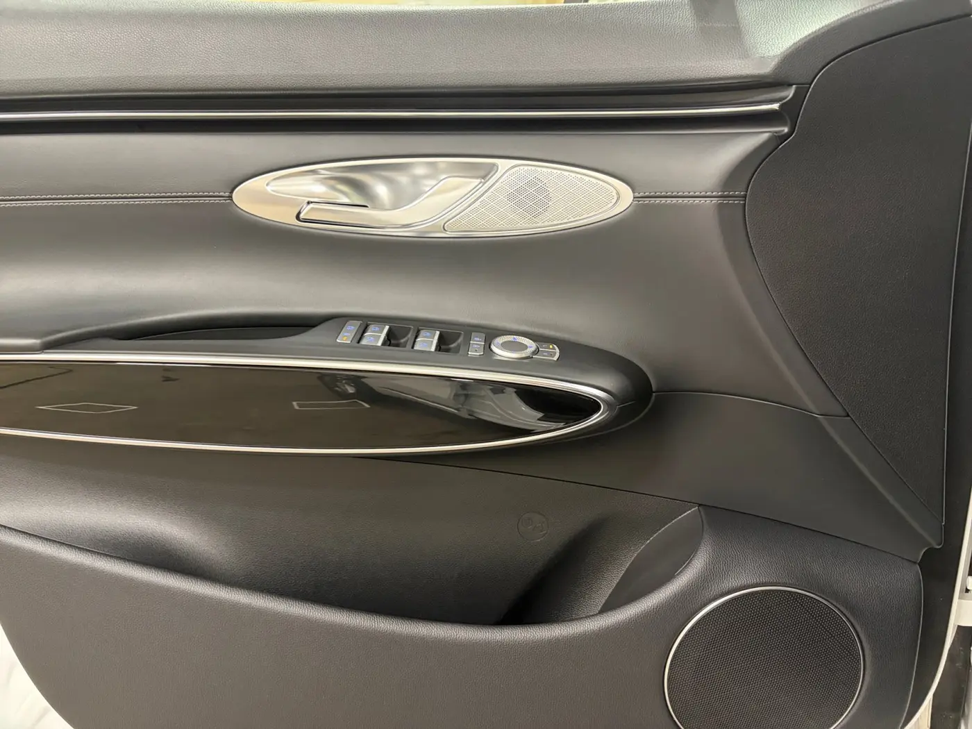 2025 Genesis Gv70 - $28,500