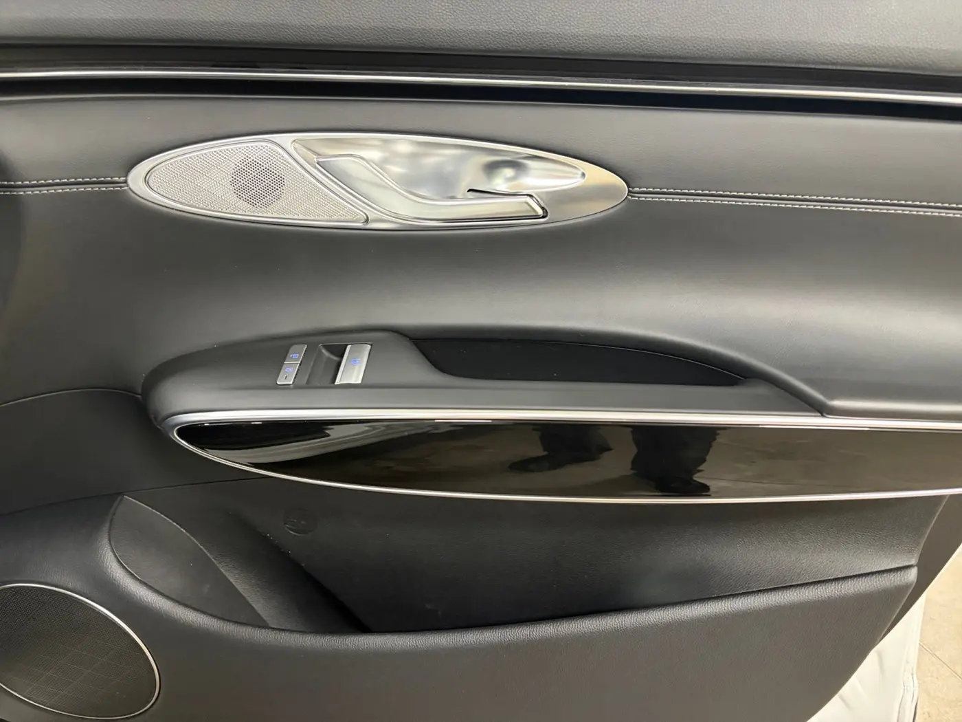 2025 Genesis Gv70 - $28,500
