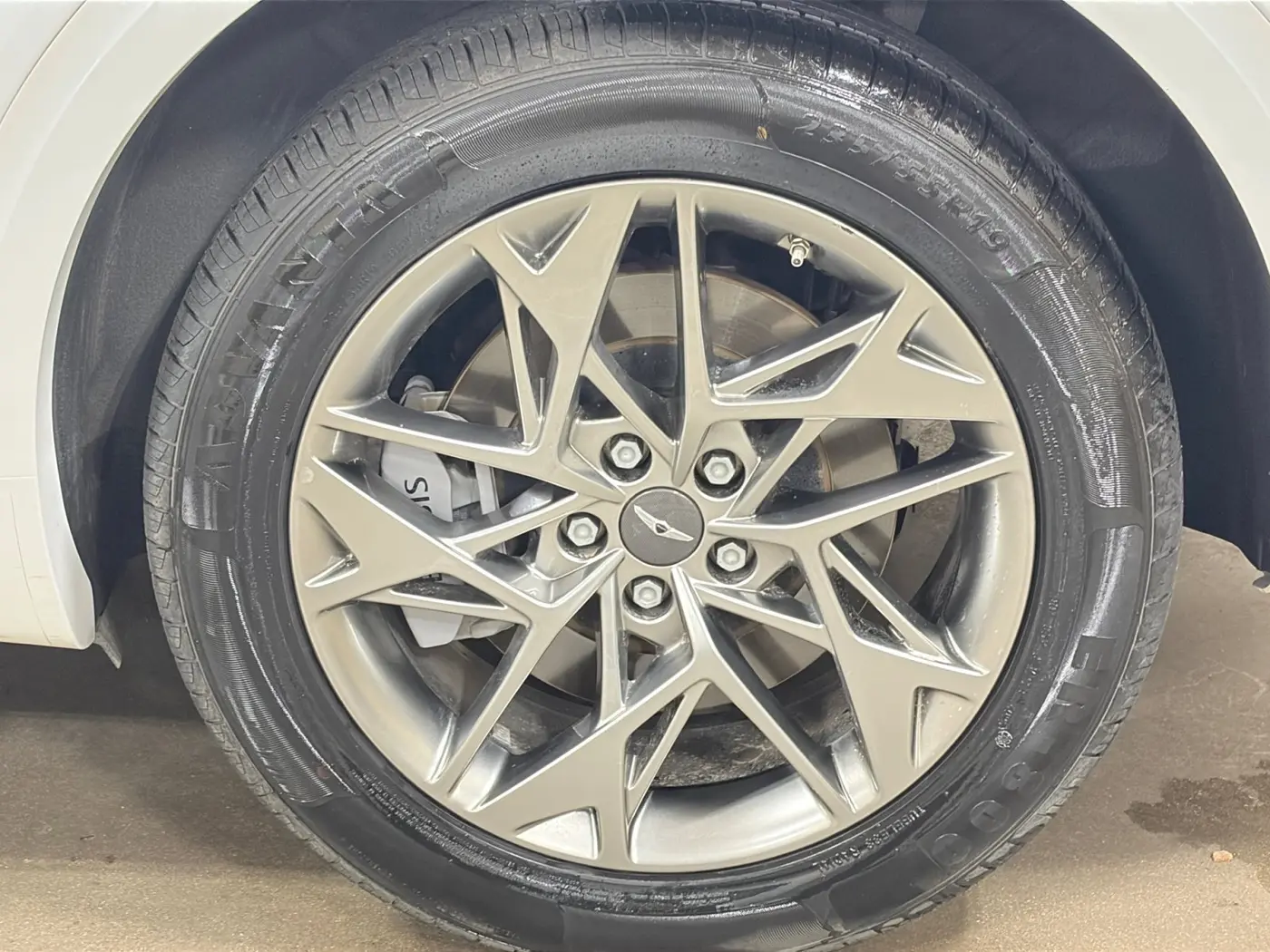 2025 Genesis Gv70 - $28,500