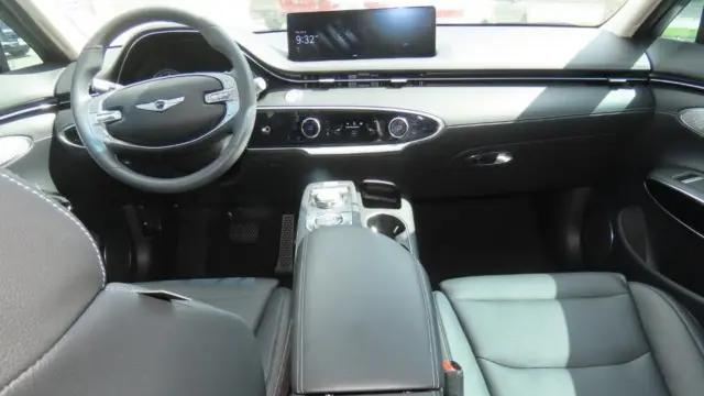 2025 Genesis GV70 2.5T Standard