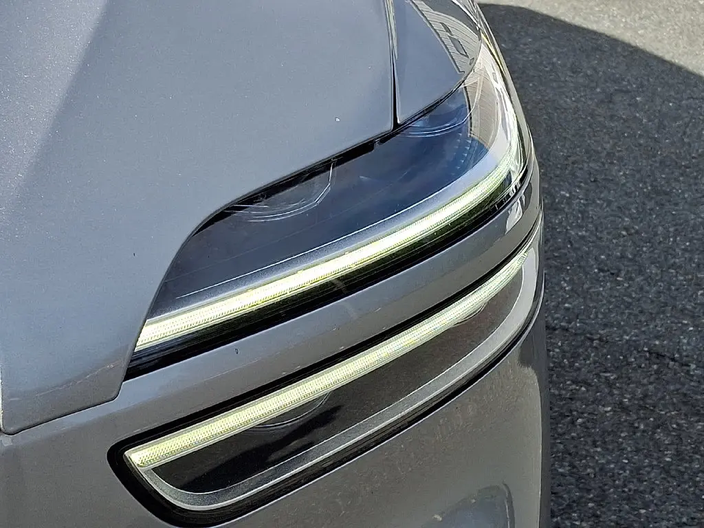 2025 Genesis Gv70 - $30,200