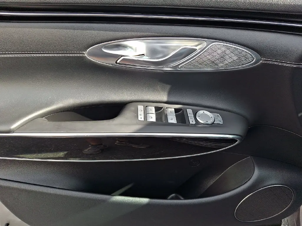 2025 Genesis Gv70 - $30,200