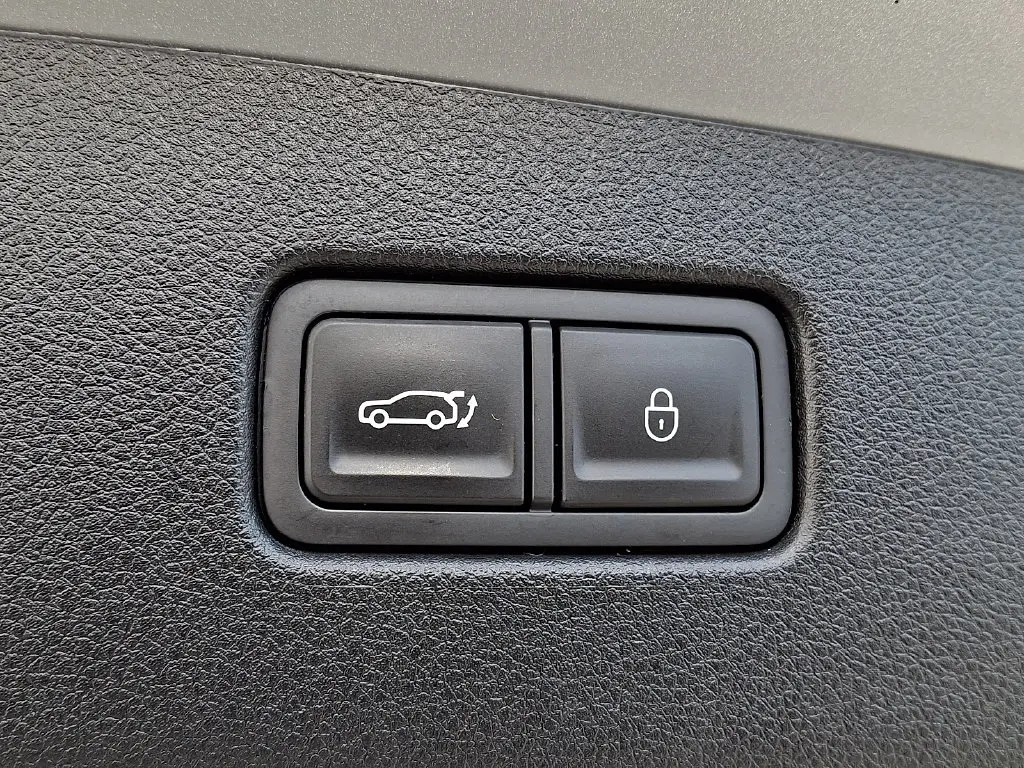 2025 Genesis Gv70 - $30,200