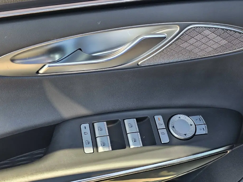 2026 Genesis Gv70 - $40,900
