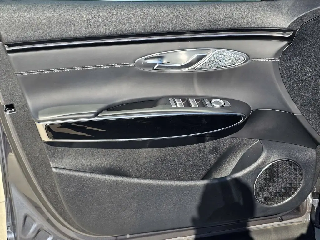 2026 Genesis Gv70 - $40,900