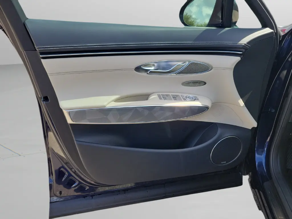 2025 Genesis Gv70 - $52,999