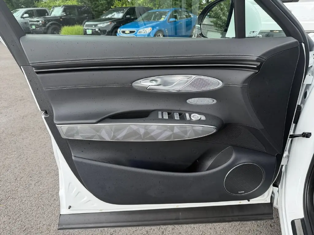 2025 Genesis Gv70 - $51,999