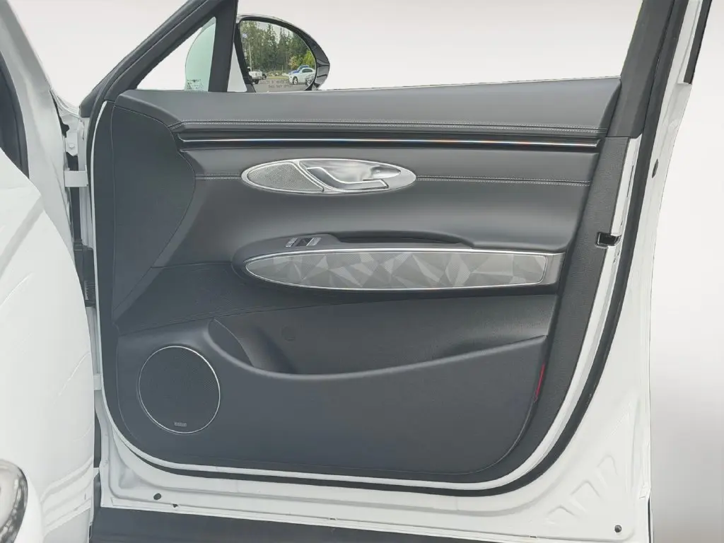 2025 Genesis Gv70 - $51,999