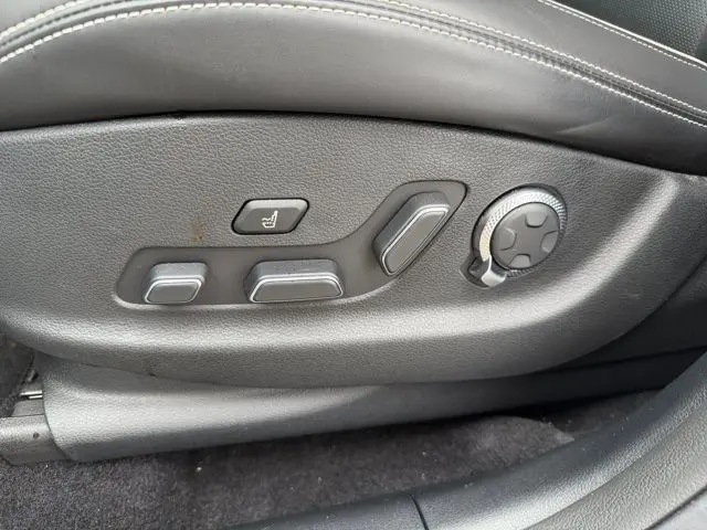 2024 Genesis Gv70 - $46,995