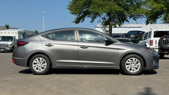 2019 Hyundai ELANTRA SE