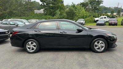 2022 Hyundai Elantra SE 4DR Sedan