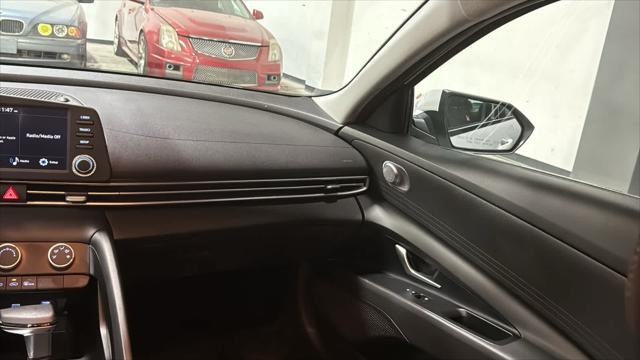 2022 Hyundai Elantra - $14,009