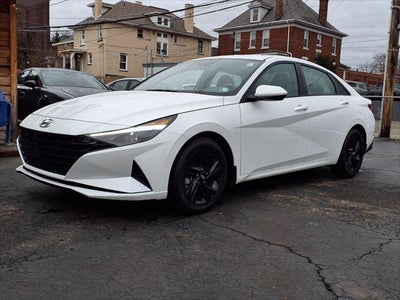 2022 Hyundai Elantra SEL 4DR Sedan