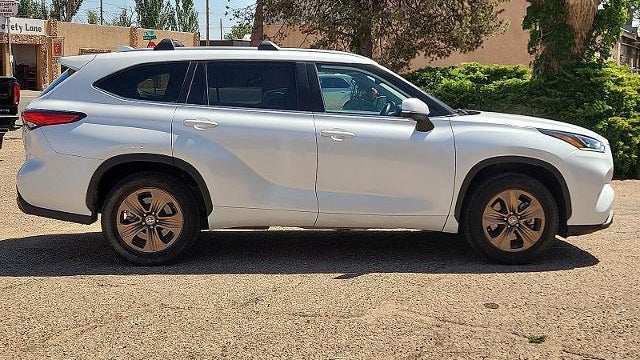 2023 Toyota Highlander Hybrid Bronze Edition