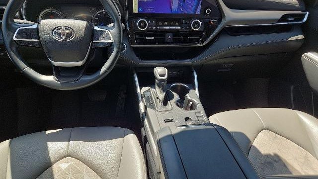 2023 Toyota Highlander Hybrid Bronze Edition