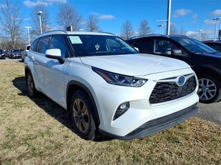 2022 Toyota Highlander Hybrid with Wind Chill Pearl Exterior