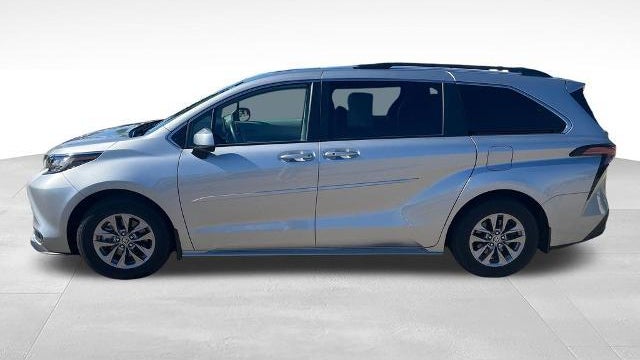 2022 Toyota Sienna LE 8-Passenger