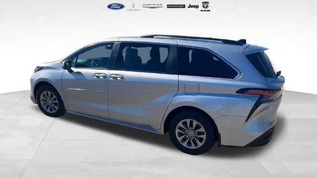 2022 Toyota Sienna LE 8-Passenger