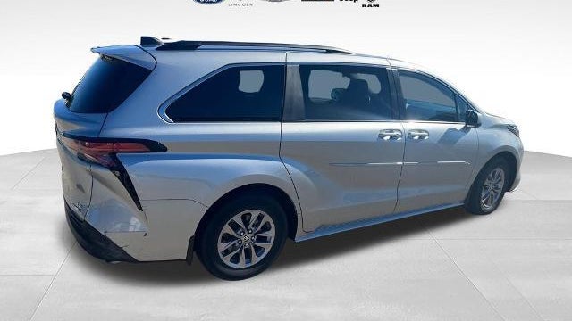 2022 Toyota Sienna LE 8-Passenger