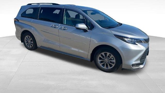 2022 Toyota Sienna LE 8-Passenger