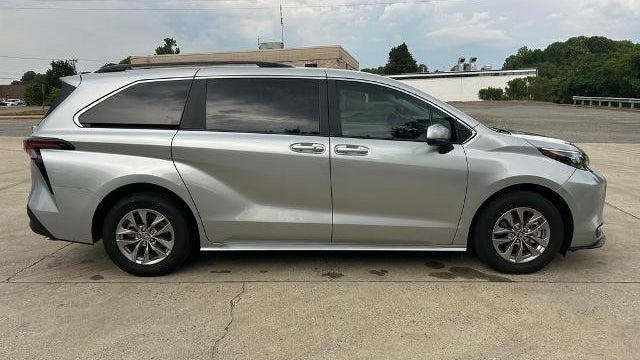 2025 Toyota Sienna LE 8-Passenger