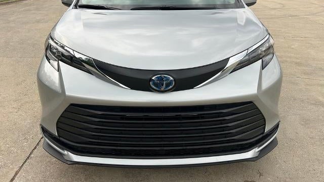 2025 Toyota Sienna LE 8-Passenger