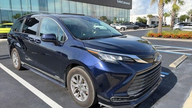 2021 Toyota Sienna LE 8-Passenger