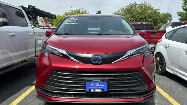 2025 Toyota Sienna LE 8-Passenger