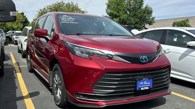 2025 Toyota Sienna LE 8-Passenger