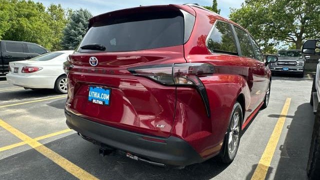 2025 Toyota Sienna LE 8-Passenger