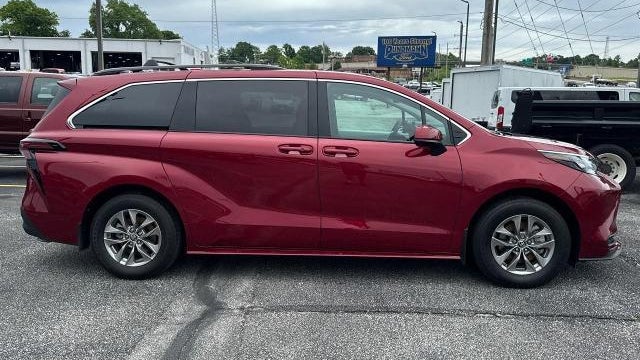 2025 Toyota Sienna LE 8-Passenger