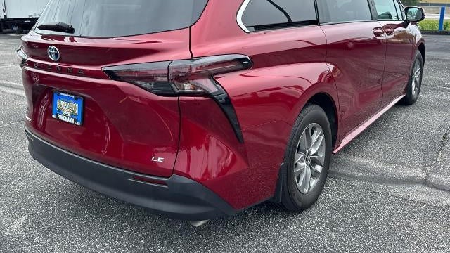 2025 Toyota Sienna LE 8-Passenger