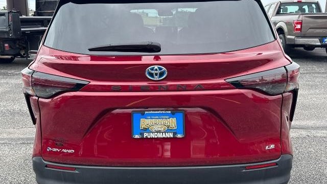 2025 Toyota Sienna LE 8-Passenger