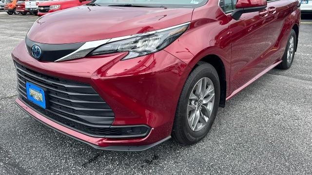 2025 Toyota Sienna LE 8-Passenger
