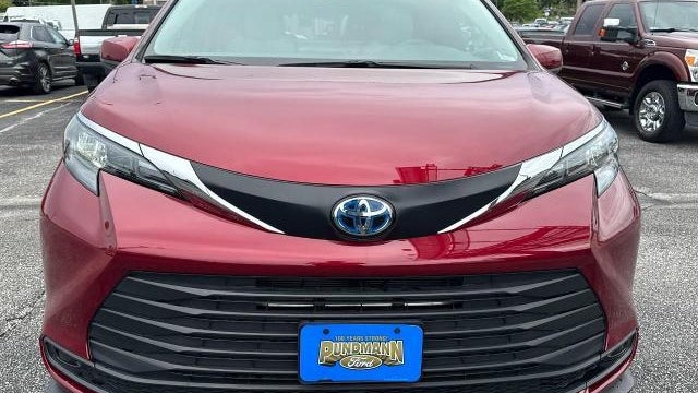 2025 Toyota Sienna LE 8-Passenger