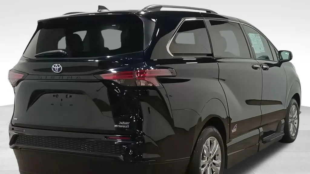 2023 Toyota Sienna XSE 7-Passenger