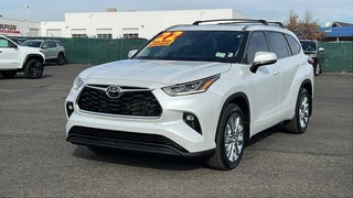 2022 Toyota Highlander with Wind Chill Pearl Exterior
