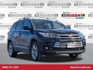 2017 Toyota Highlander with Midnight Black Metallic Exterior