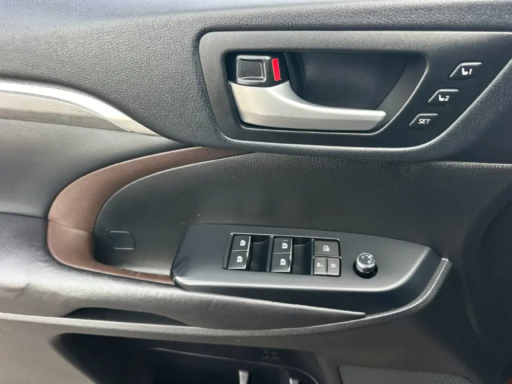 2019 Toyota Highlander - $29,999