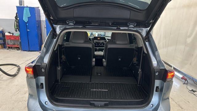 2021 Toyota Highlander Hybrid Platinum