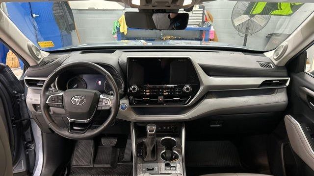 2021 Toyota Highlander Hybrid Platinum