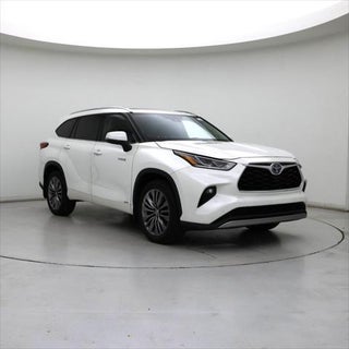 2021 Toyota Highlander Hybrid with Blizzard Pearl Exterior