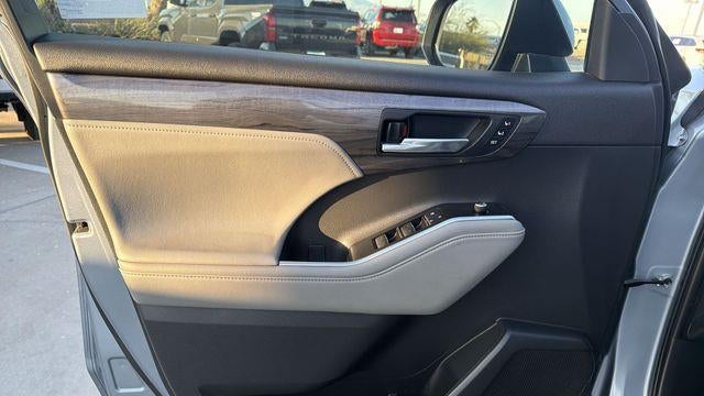 2021 Toyota Highlander Hybrid Platinum