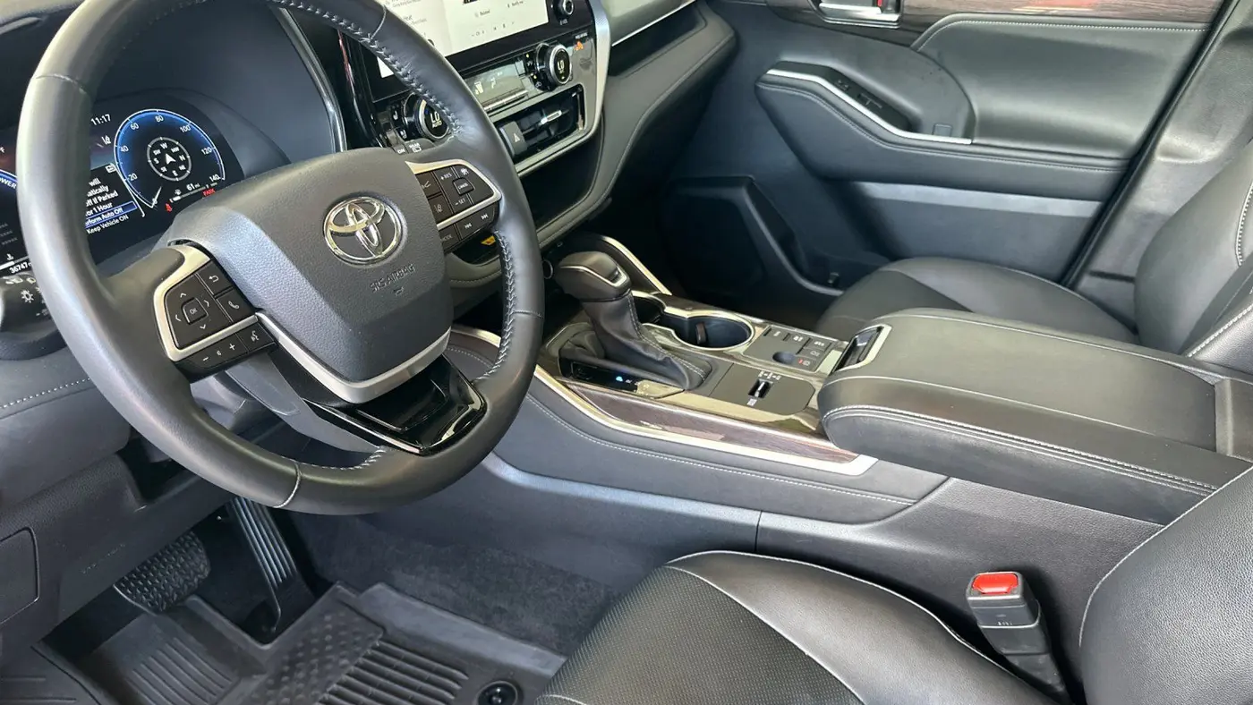 2025 Toyota Highlander Hybrid Platinum